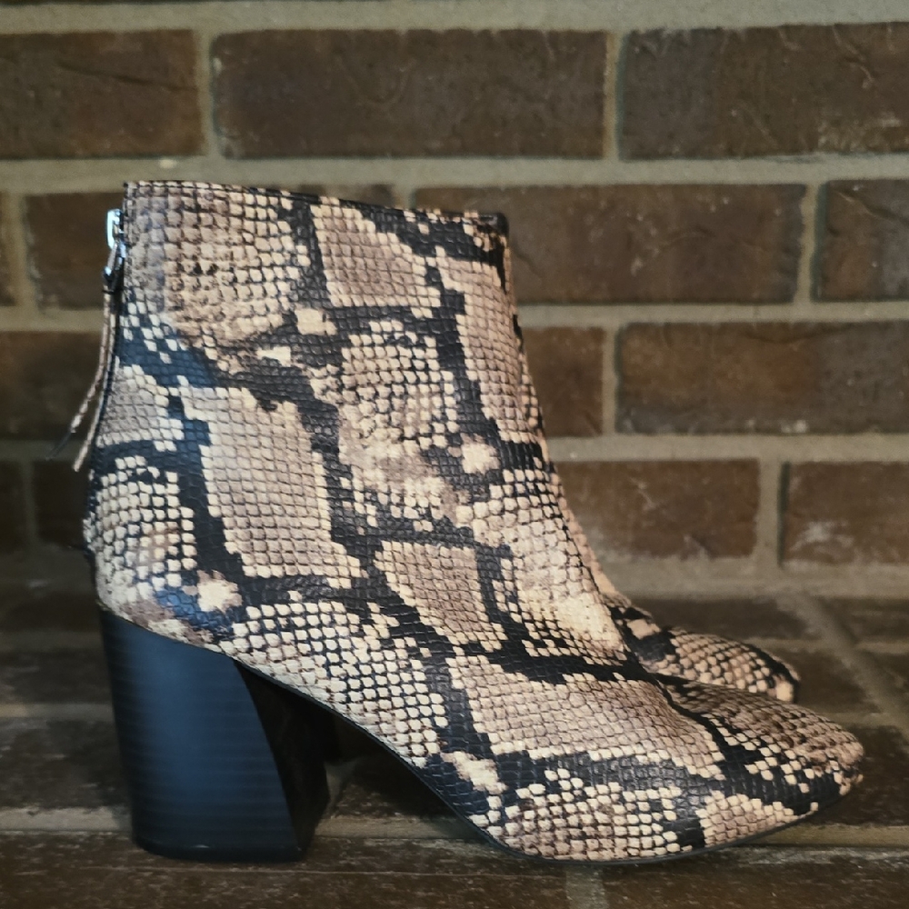 Qupid Beige and Black Snakeskin‎ Ankle Booties Womens SIZE 7
